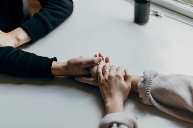 Mitgefühl statt Mitleiden: So meisterst du schwierige Gespräche in der Weihnachtszeit