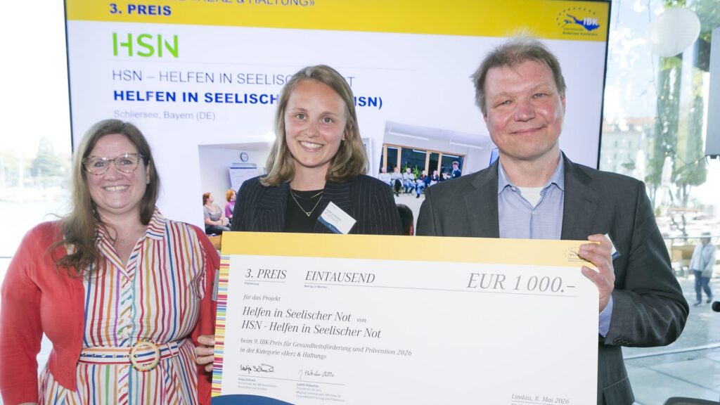 Übergabe des 3. Preises in der Kategorie „Herz & Haltung" des 9. IBK-Preises für Gesundheitsförderung und Prävention 2026 an Isabelle Rausch und Roger Schmidt von Helfen in Seelischer Not (HSN) durch Katja Schnell, Vorsitzende der IBK-Kommission Gesundheit und Soziales, Lindau, 8. Mai 2026